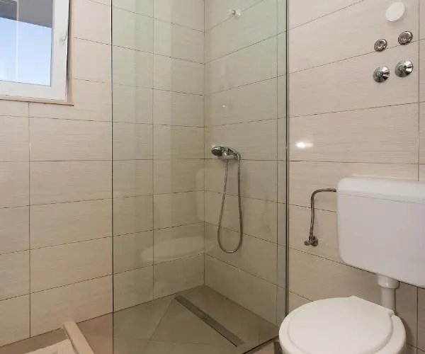 Fifty One Apartment *